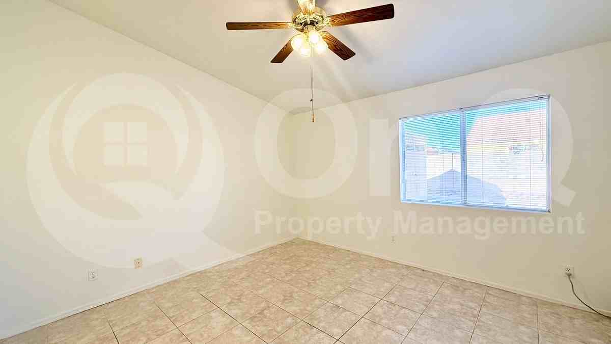 8622 W Roanoke Ave - Photo 7 of 18