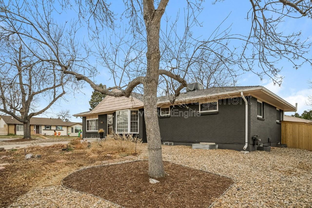 7095 S Clermont Dr - Photo 2 of 16