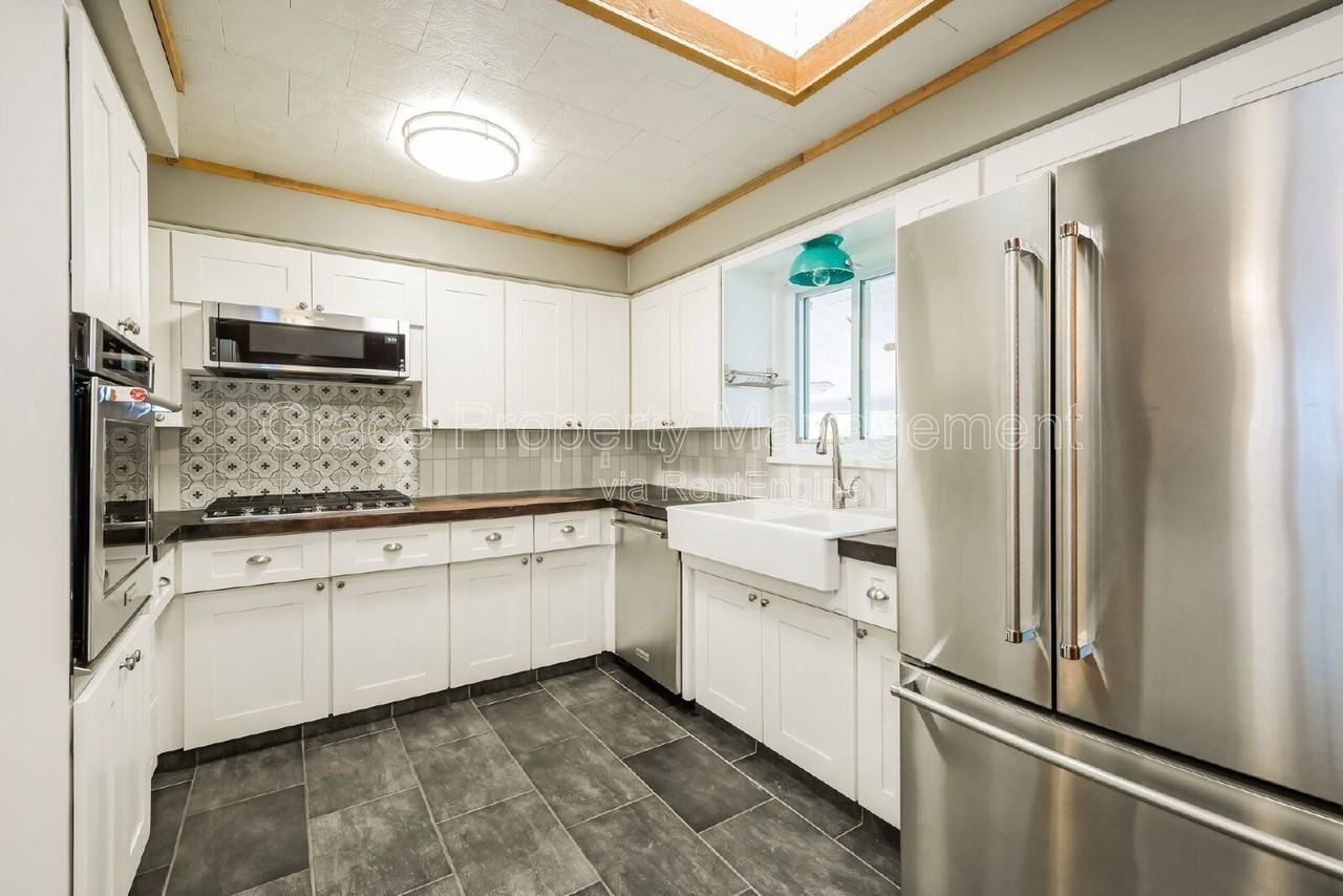 7095 S Clermont Dr - Photo 5 of 16