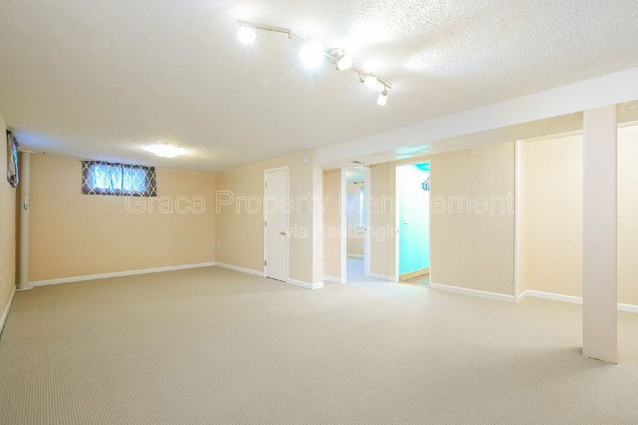 7095 S Clermont Dr - Photo 7 of 16