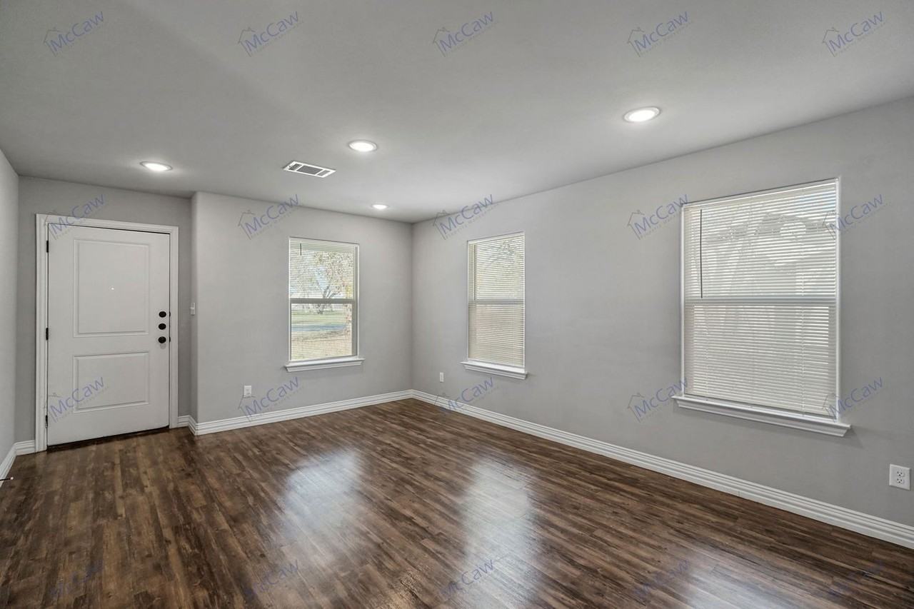 105 S Commerce St - Photo 2 of 21