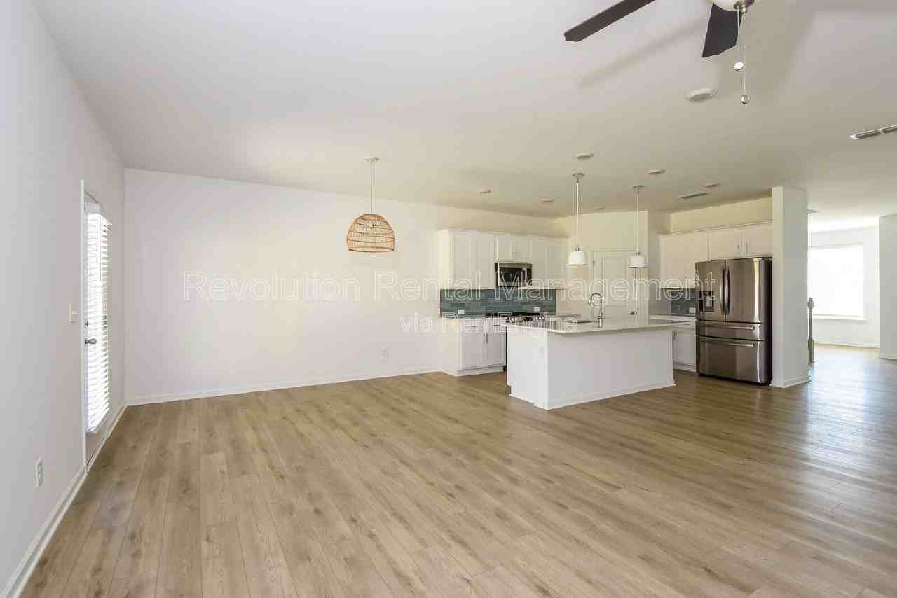 319 Foxhill Dr - Photo 5 of 17