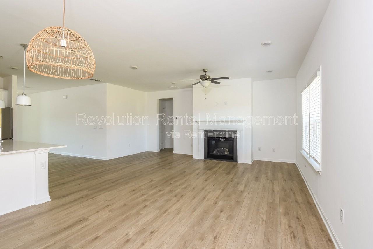 319 Foxhill Dr - Photo 6 of 17