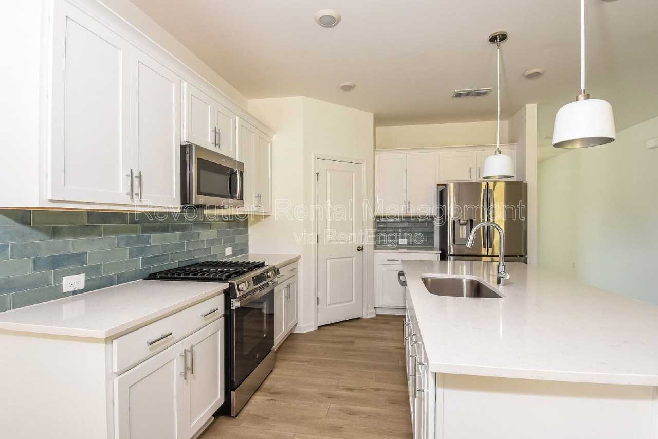 319 Foxhill Dr - Photo 7 of 17