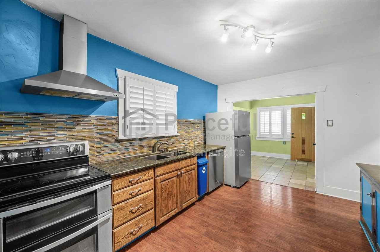 662 E Redondo Ave - Photo 5 of 20