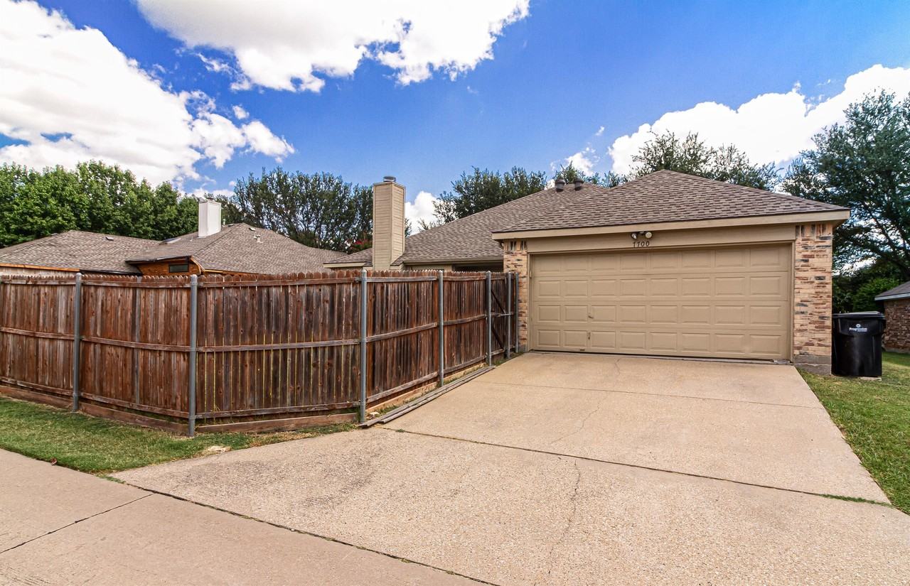 7700 Glenoaks Dr - Photo 3 of 18