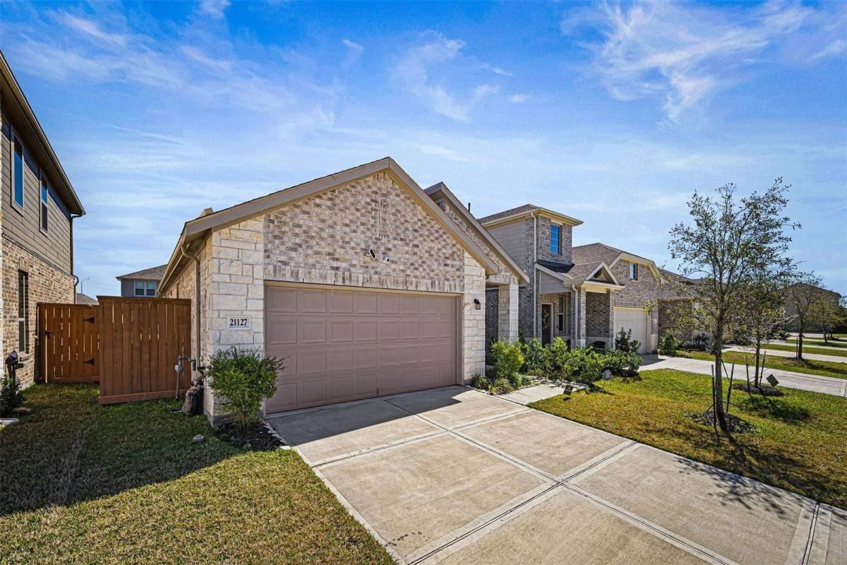 21127 Dolphin Bay Ln - Photo 3 of 10