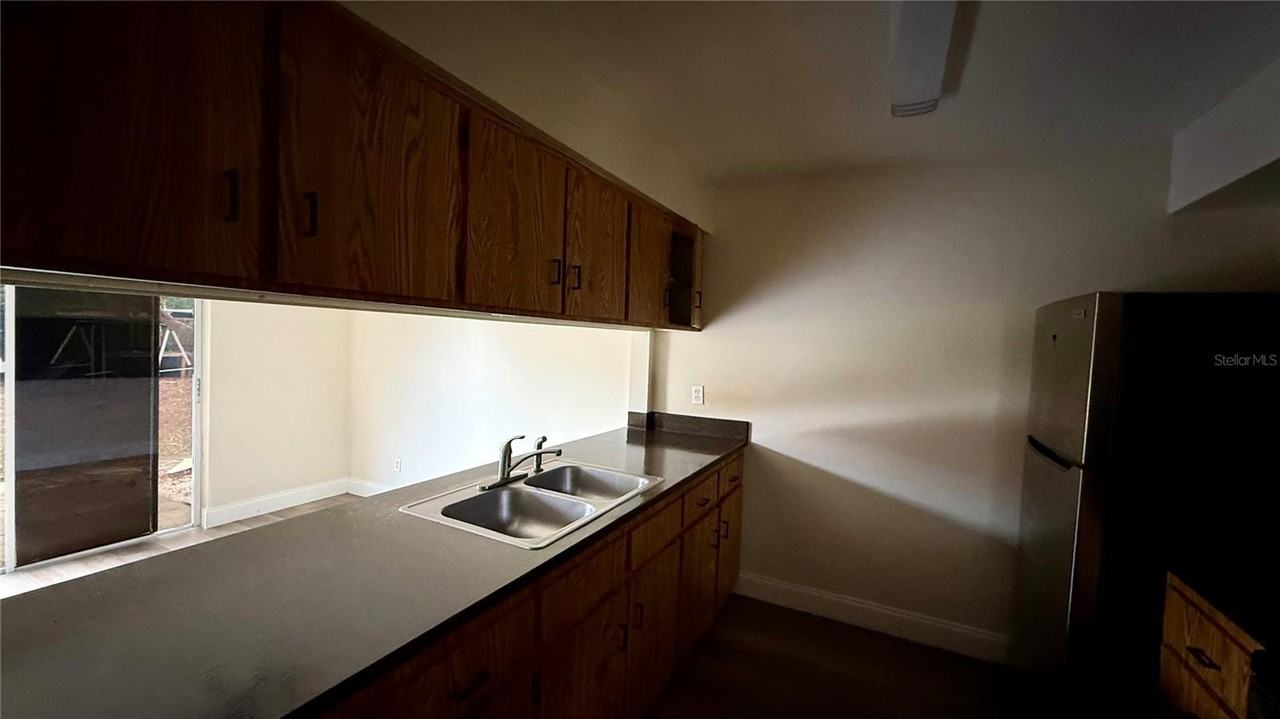 206 Century Blvd - Photo 2 of 11