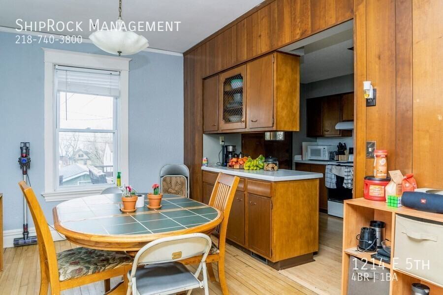 1214 E 5th St - Photo 6 of 11