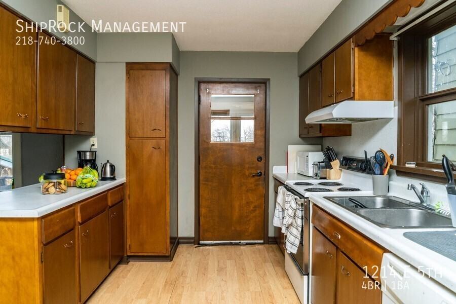 1214 E 5th St - Photo 7 of 11