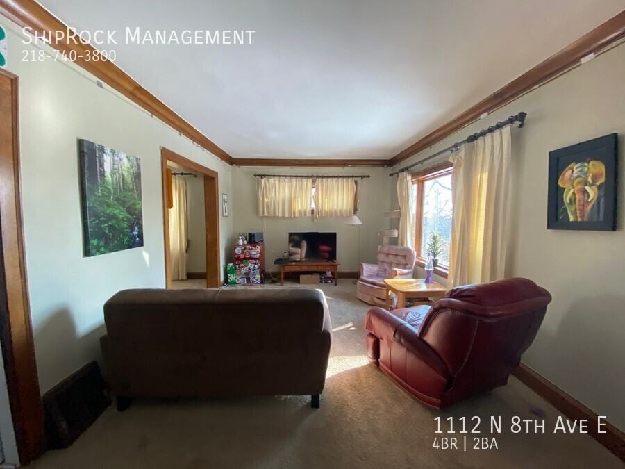 1112 N 8th Ave E - Photo 3 of 11