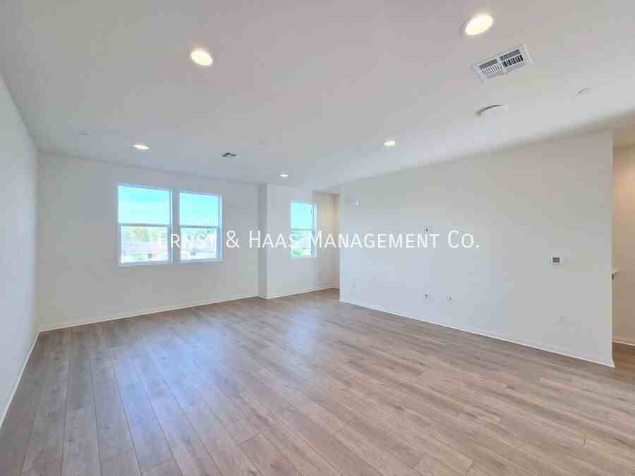 2420 E Lincoln Ave #02 - Photo 4 of 35