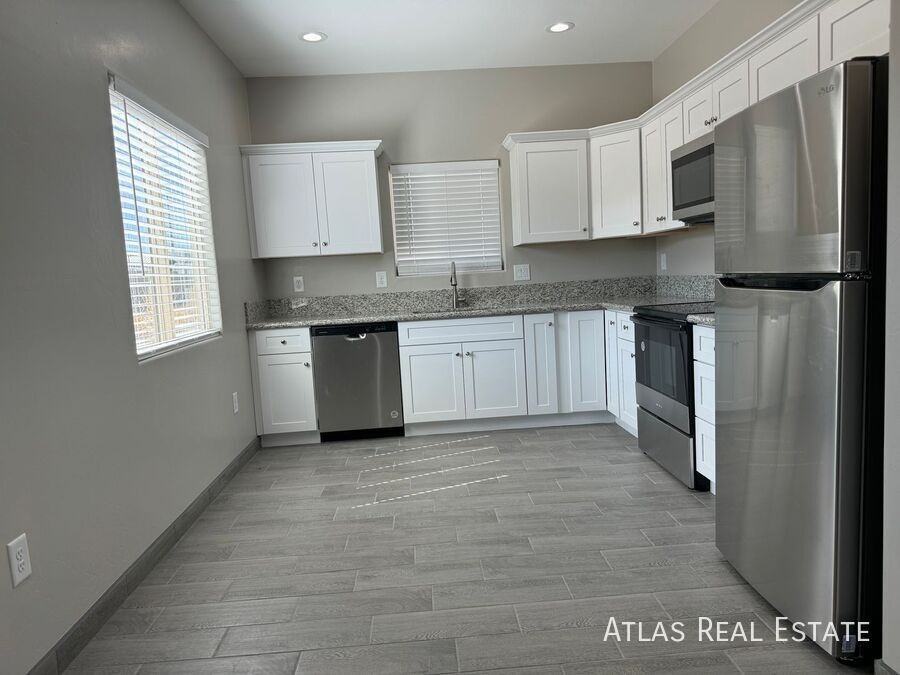 802 E 35th St #2 - Photo 4 of 21