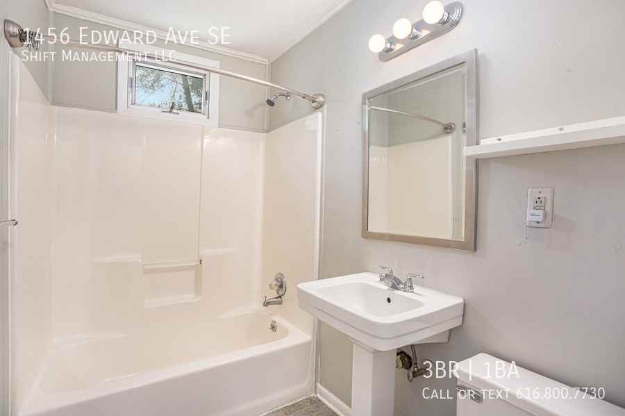1456 Edward Ave Se - Photo 5 of 15