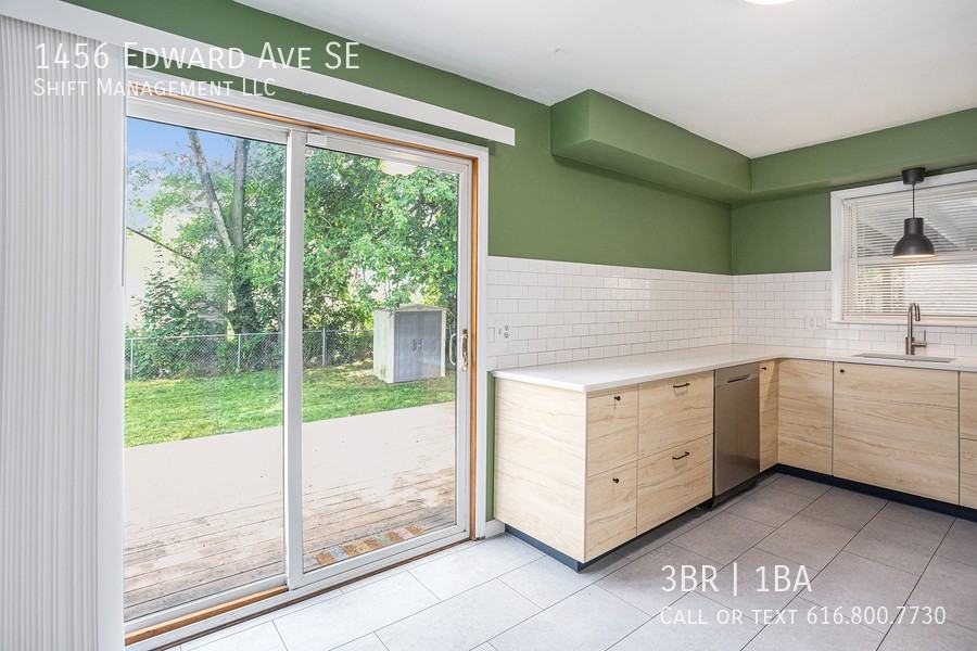 1456 Edward Ave Se - Photo 6 of 15
