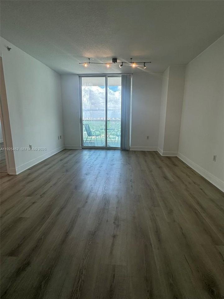 1250 S Miami Ave #1250-2805 - Photo 3 of 30