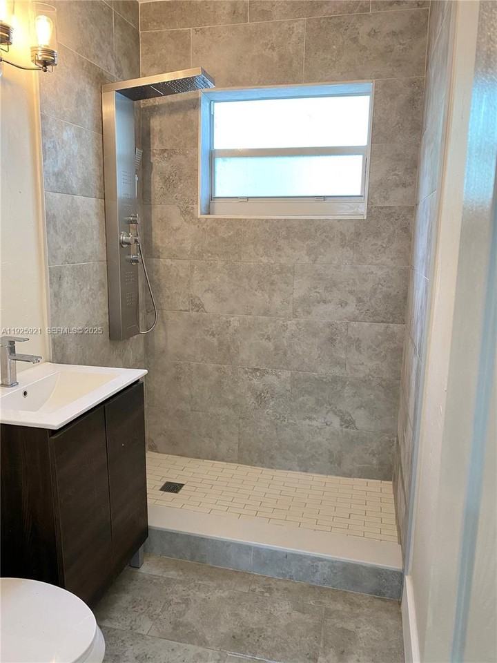 1147 Ne 113th St #1147-1147 - Photo 6 of 7