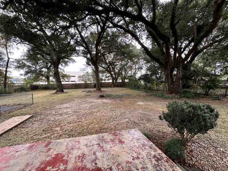 538 Hillview Rd - Photo 4 of 17