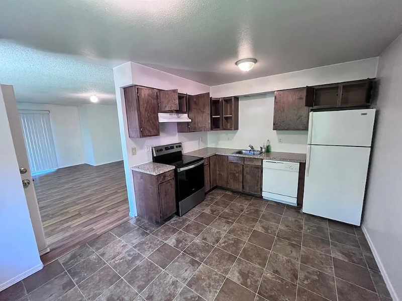 4323 N Commercial Ave - Photo 2 of 8