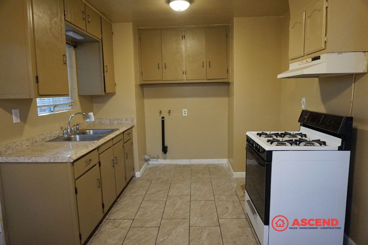 155 4th Pl - Photo 2 of 5