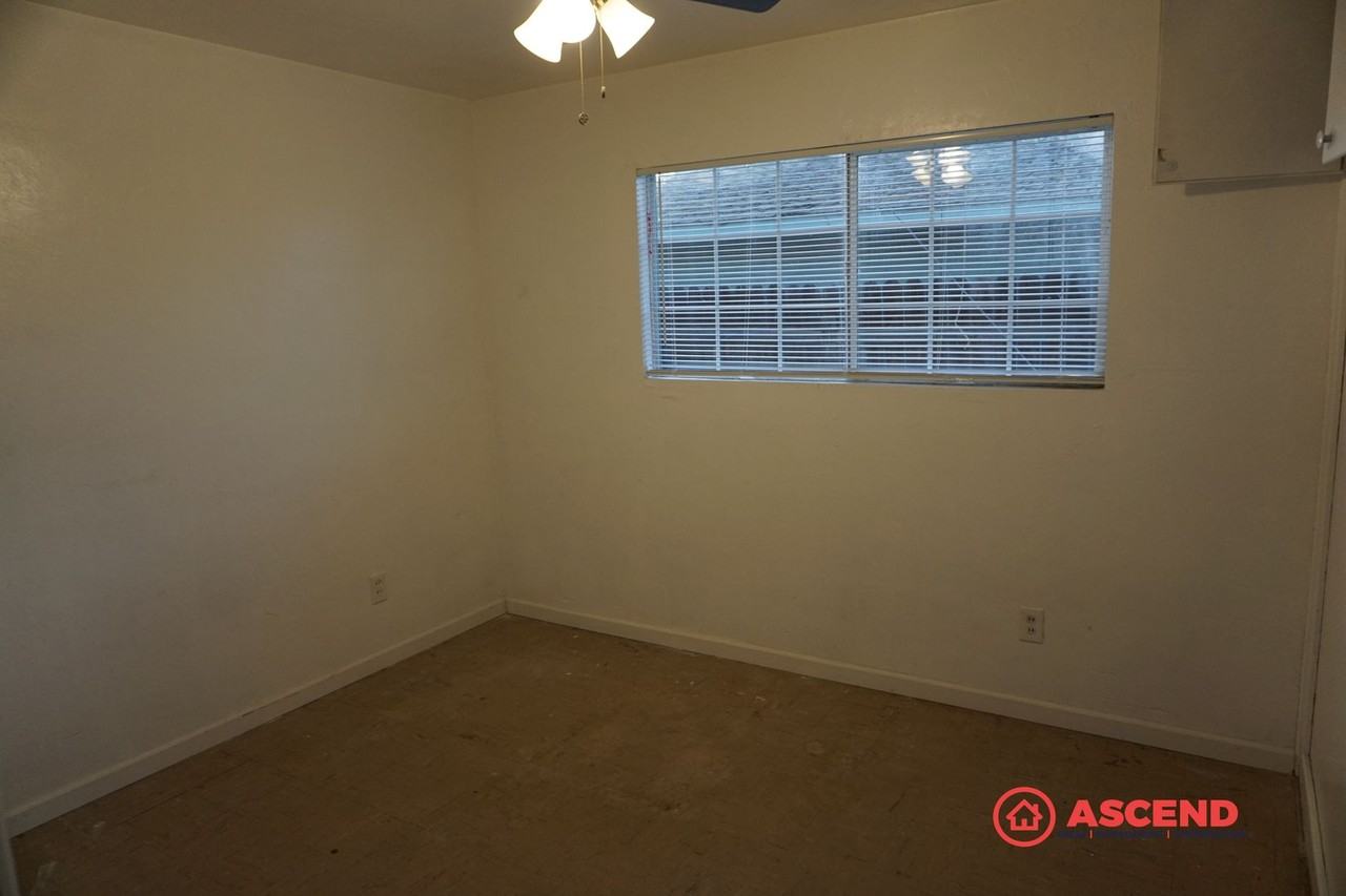 155 4th Pl - Photo 4 of 5