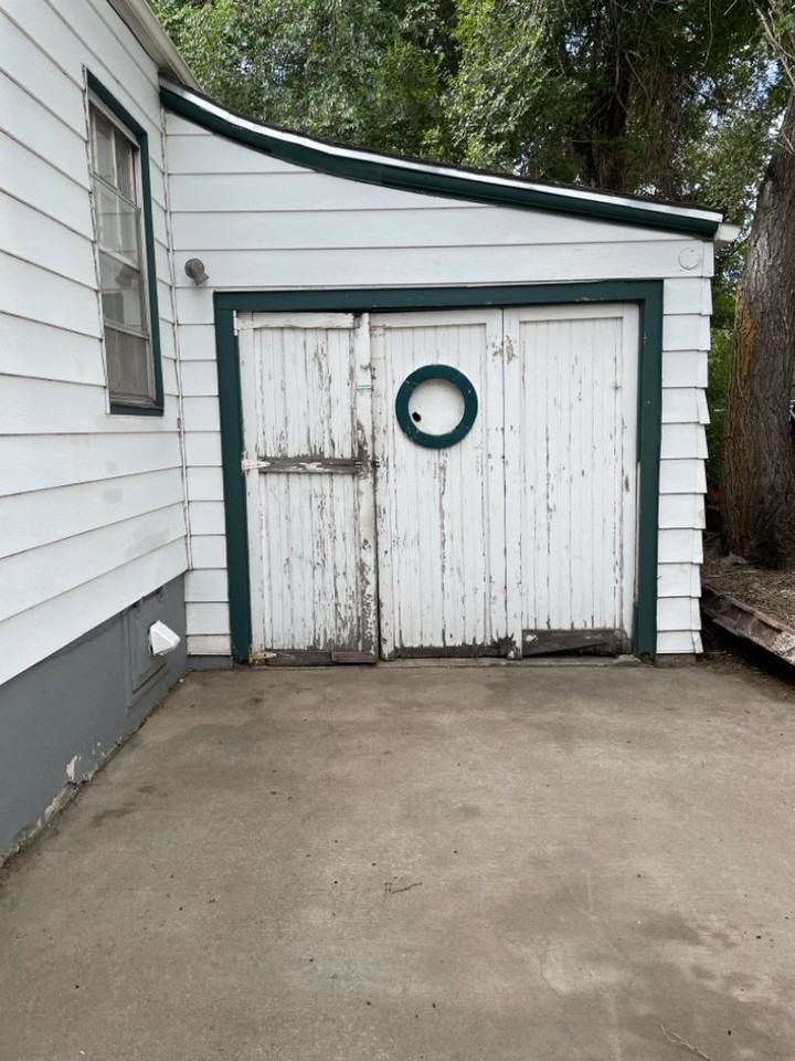 810 20th St - Photo 4 of 47