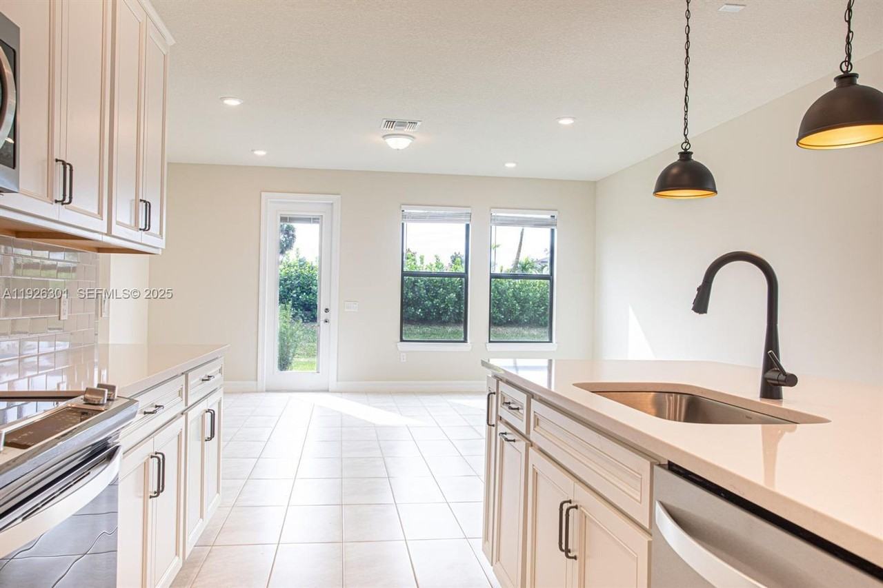 8648 Escue St - Photo 3 of 26