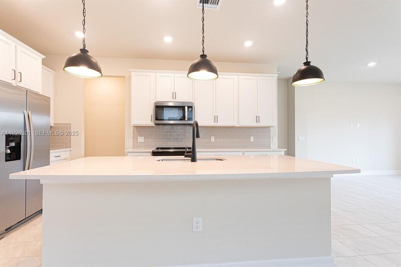 8648 Escue St - Photo 4 of 26