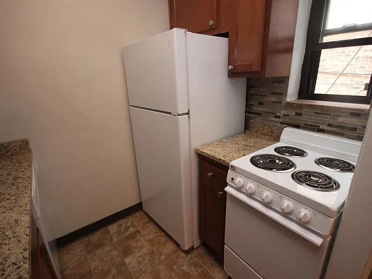 FENWYCK APARTMENTS -- 024 - Photo 5 of 7