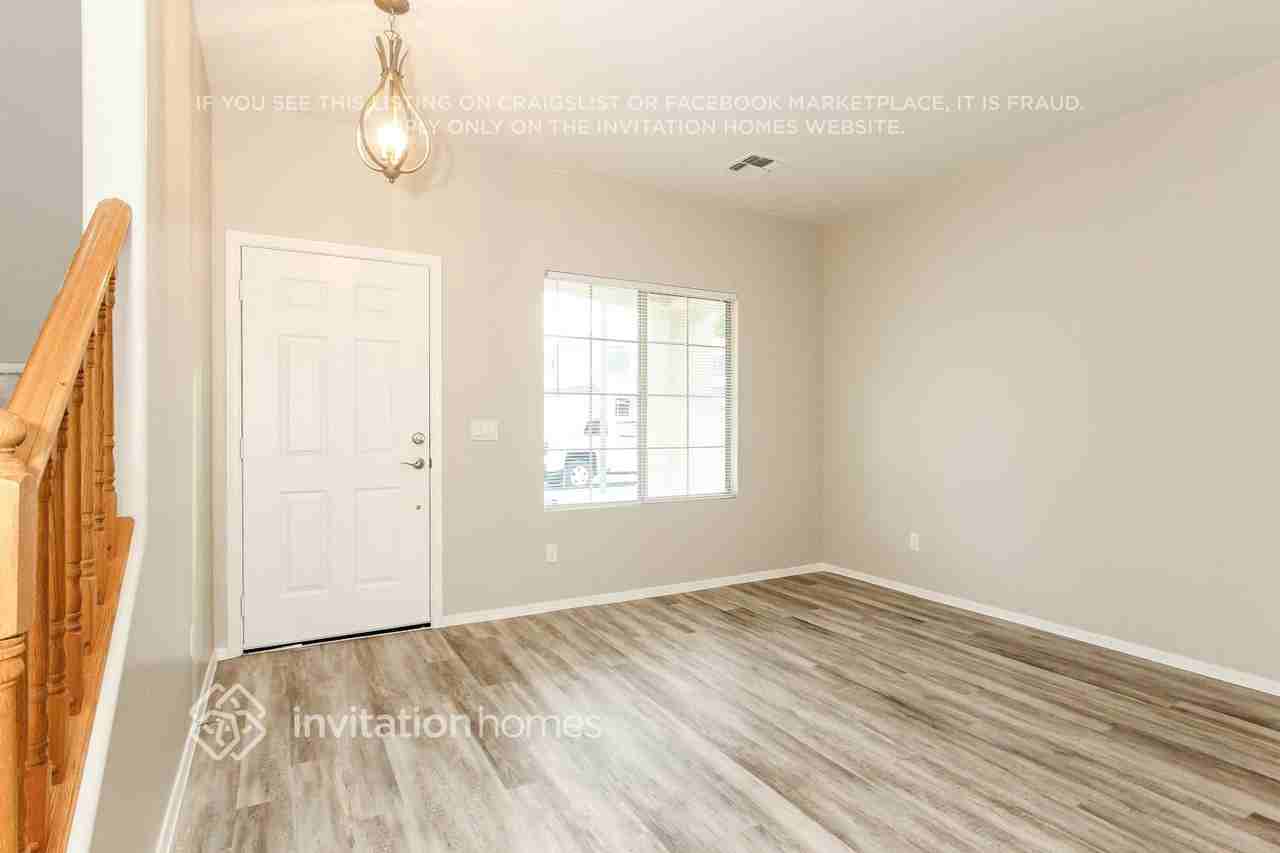 14226 W Hearn Rd - Photo 2 of 16