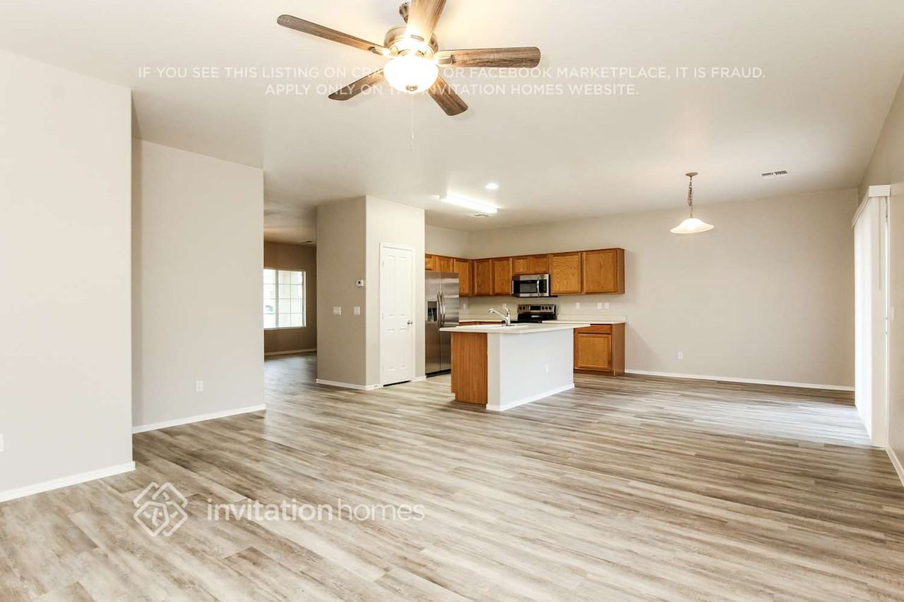 14226 W Hearn Rd - Photo 3 of 16