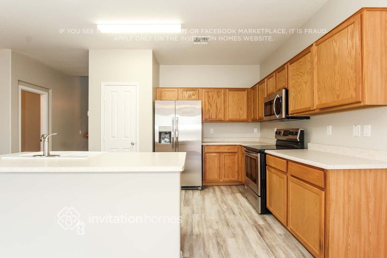 14226 W Hearn Rd - Photo 4 of 16