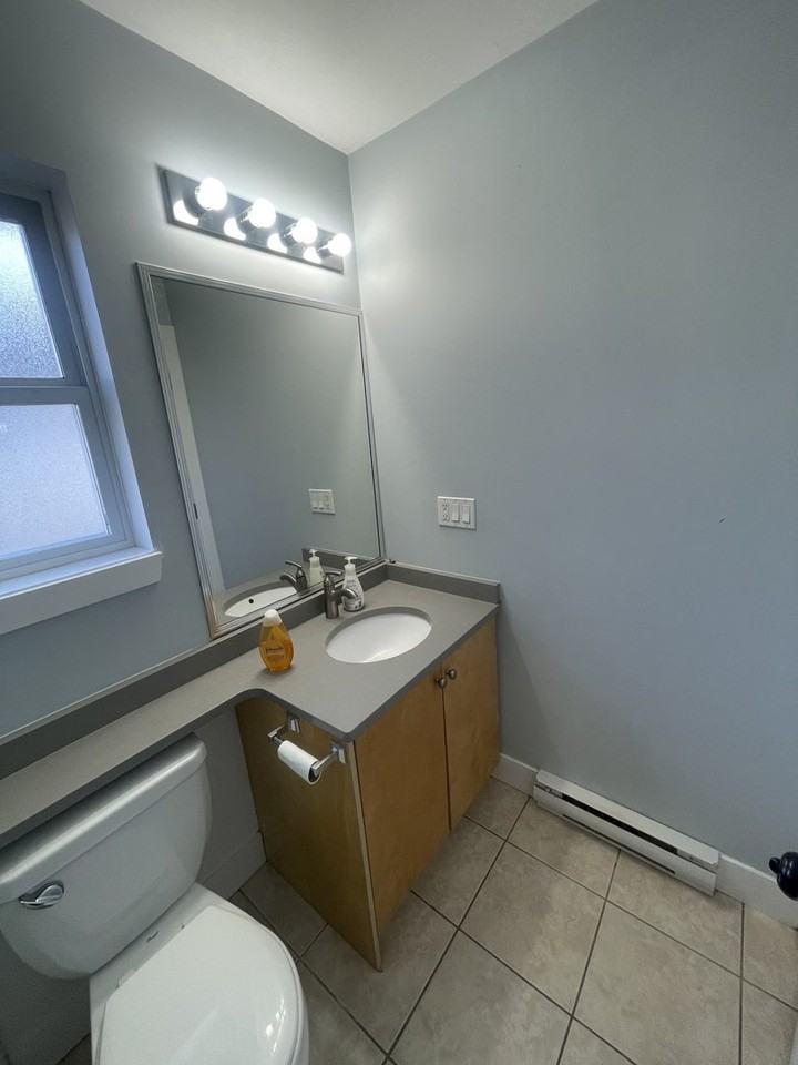 7257 192a St - Photo 3 of 10