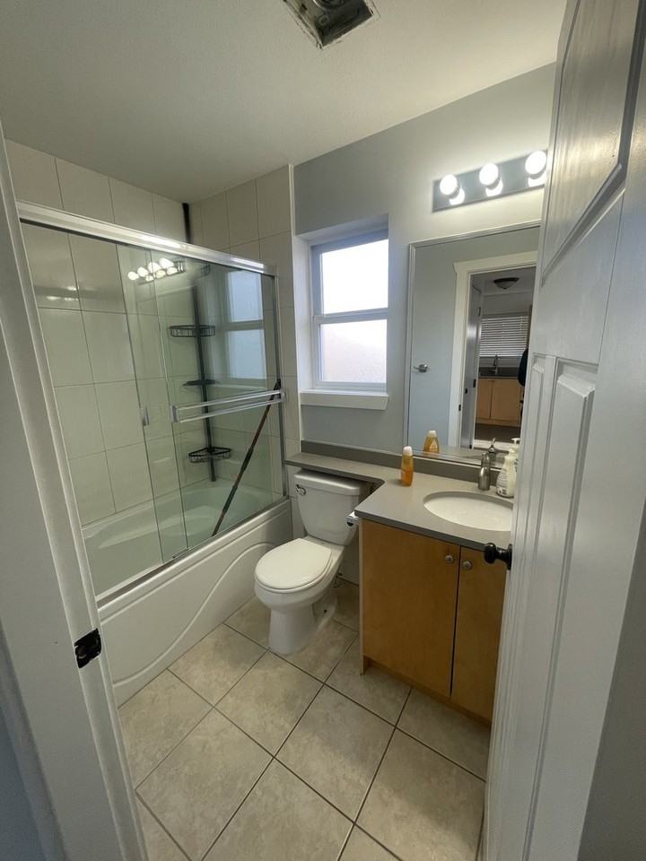 7257 192a St - Photo 4 of 10