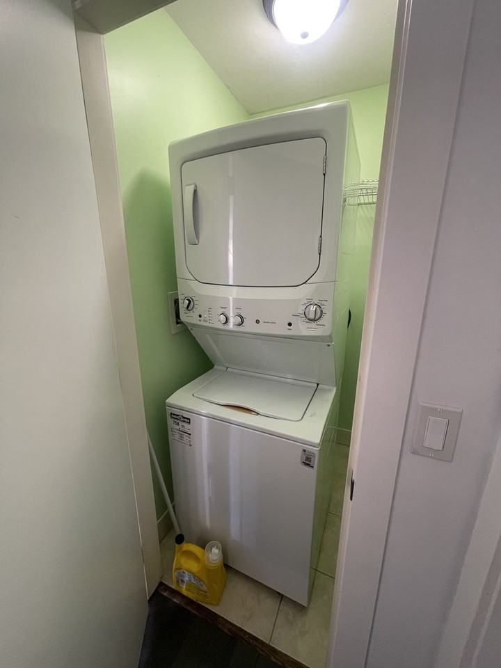 7257 192a St - Photo 5 of 10