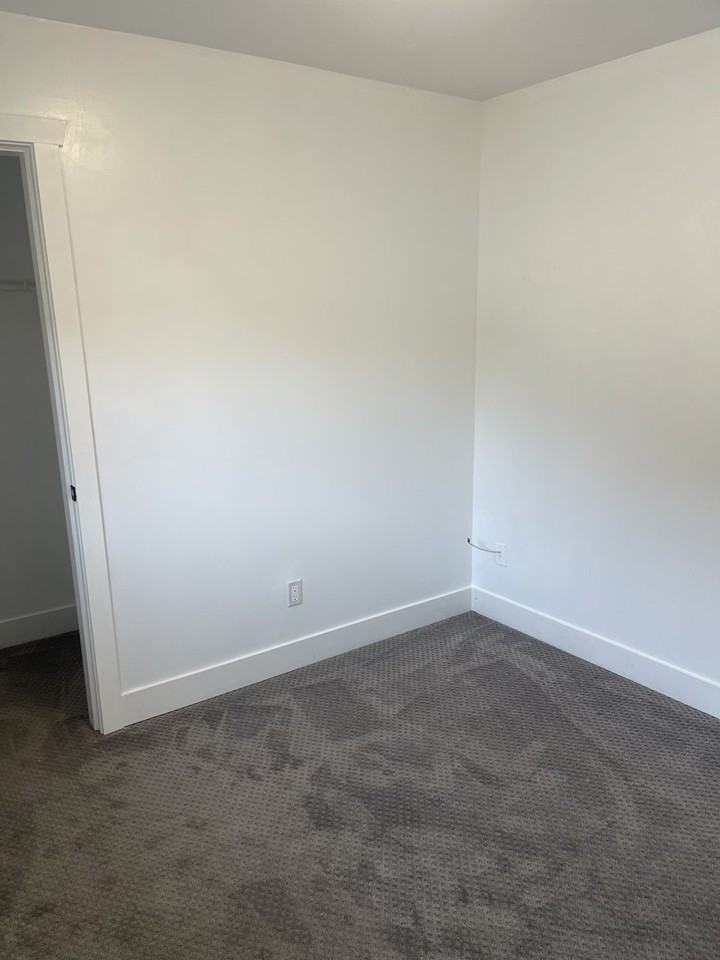 7257 192a St - Photo 7 of 10