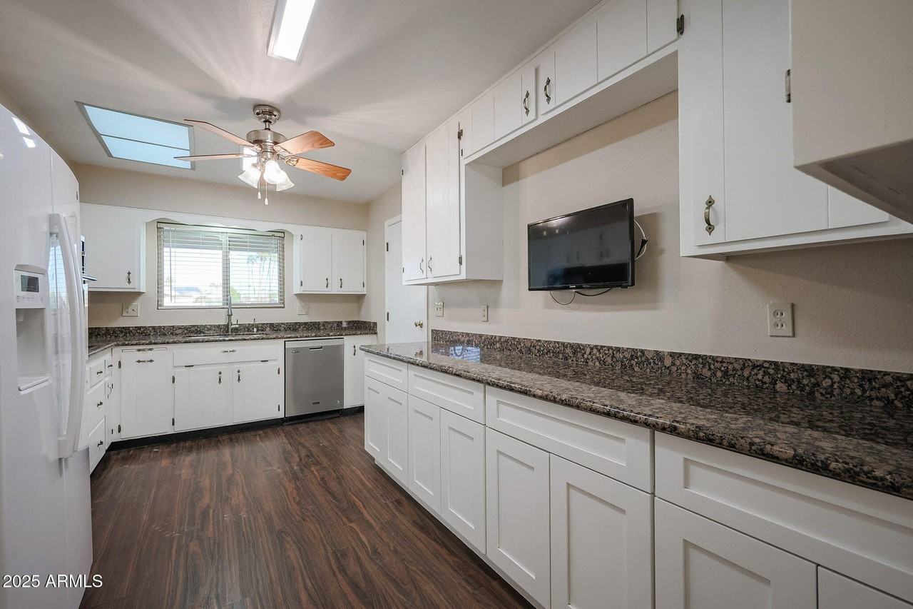 10832 W Saratoga Cir - Photo 2 of 38