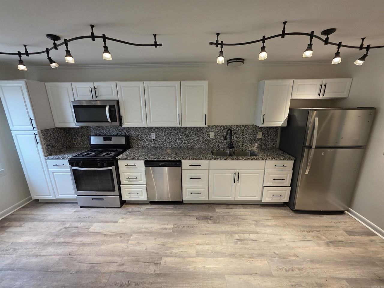 303 S Border St - Photo 4 of 9