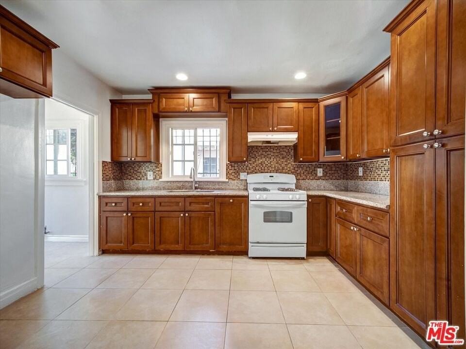 243 N Berendo St - Photo 3 of 22