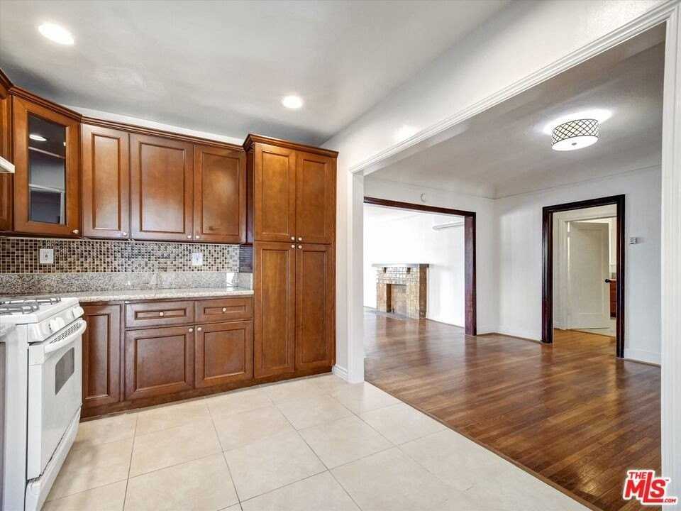 243 N Berendo St - Photo 4 of 22