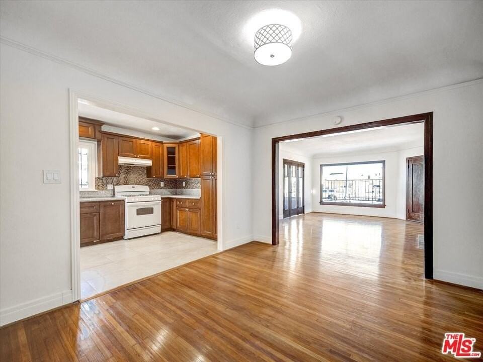 243 N Berendo St - Photo 5 of 22