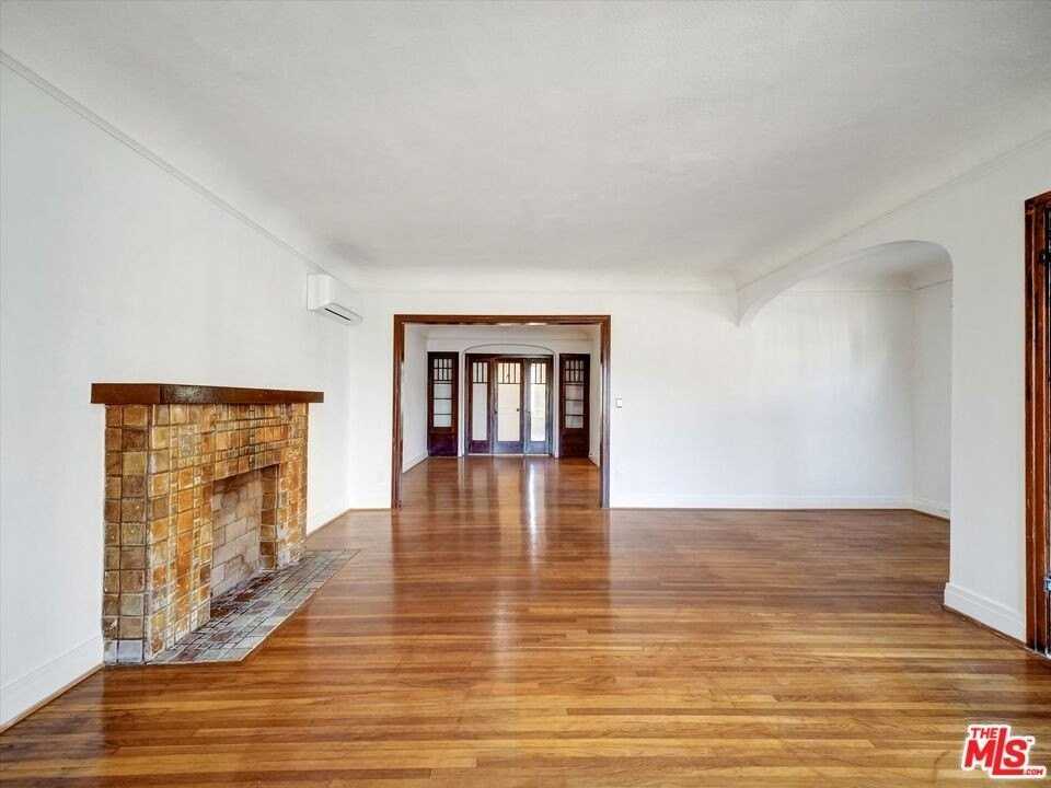 243 N Berendo St - Photo 7 of 22