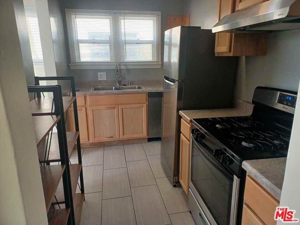 1427 17th St - Photo 7 of 13