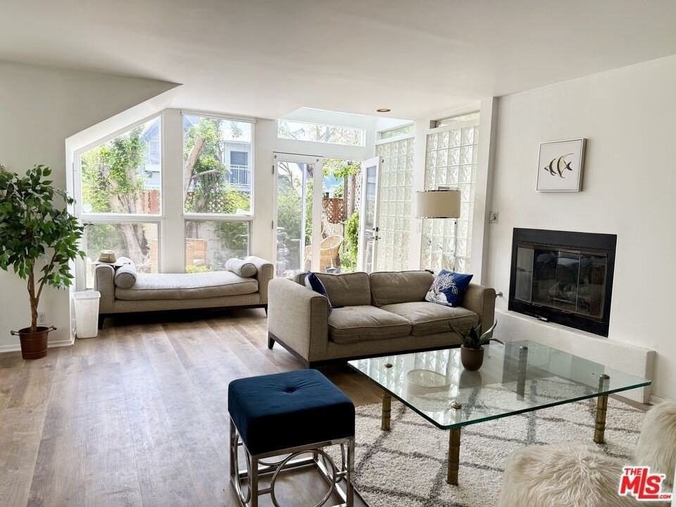 39 Westminster Ave - Photo 4 of 16