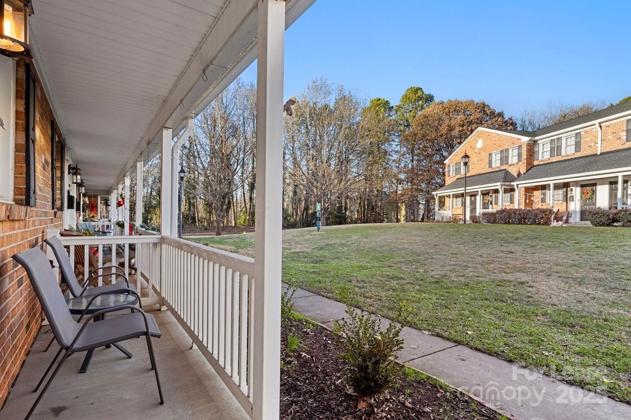 1318 Green Oaks Ln - Photo 4 of 32