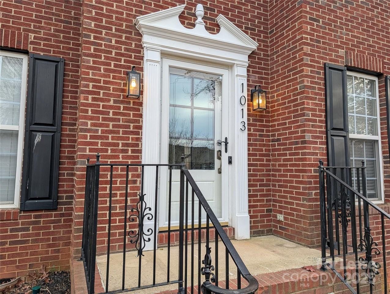 1013 Muirfield Dr - Photo 3 of 30