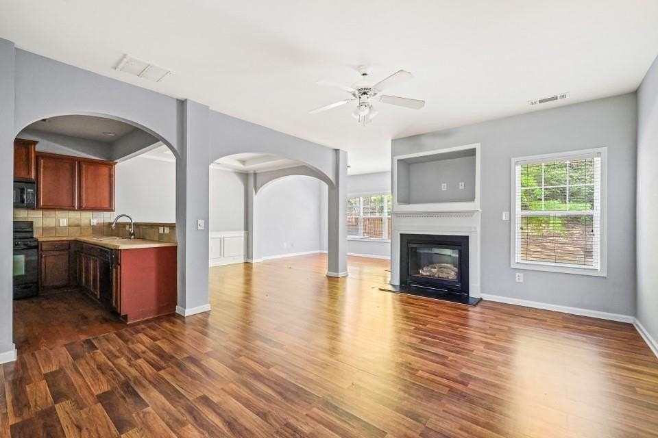 2892 Cross Creek Dr - Photo 2 of 7