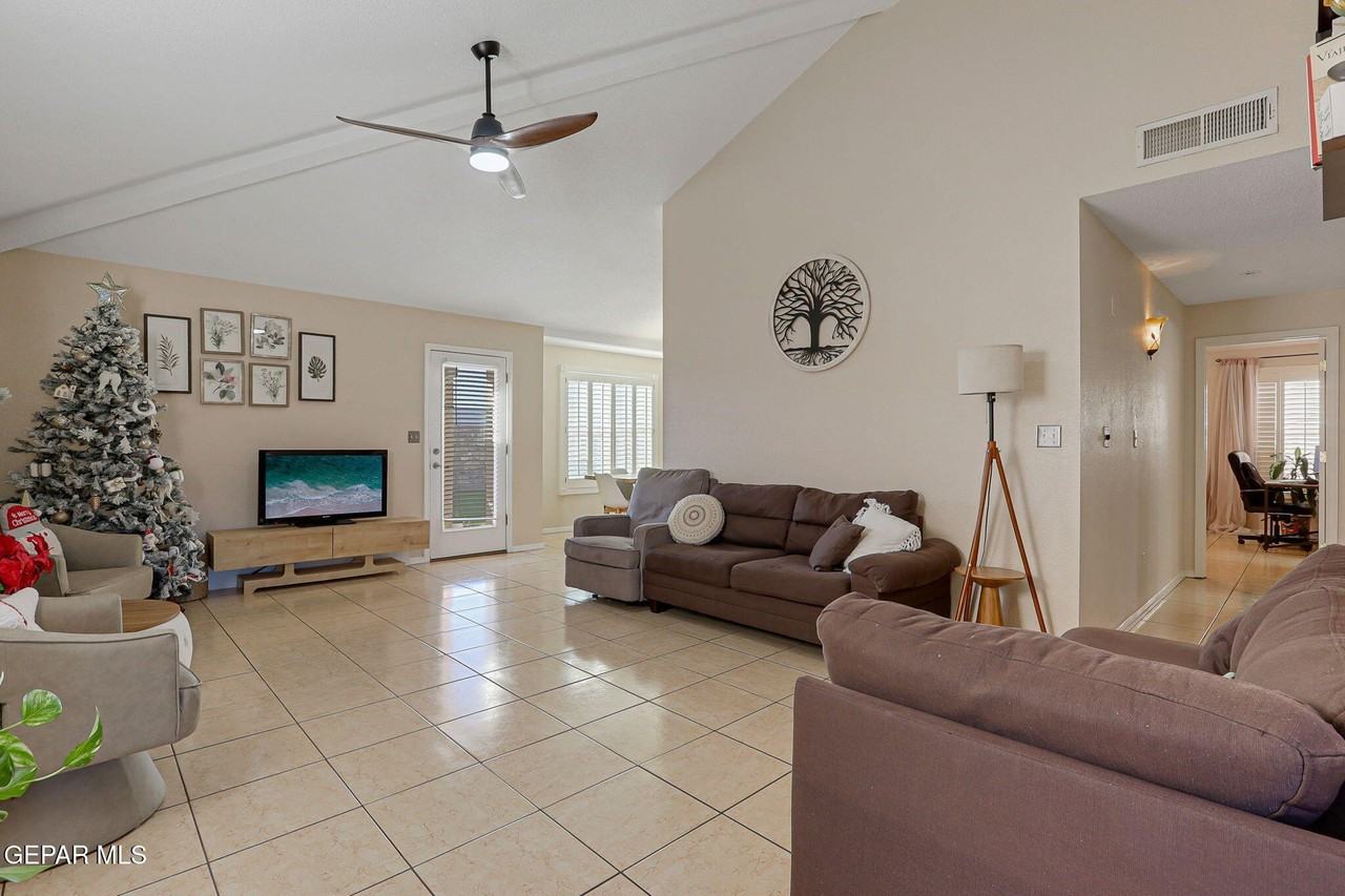 1281 Amber Morgan Dr - Photo 3 of 34