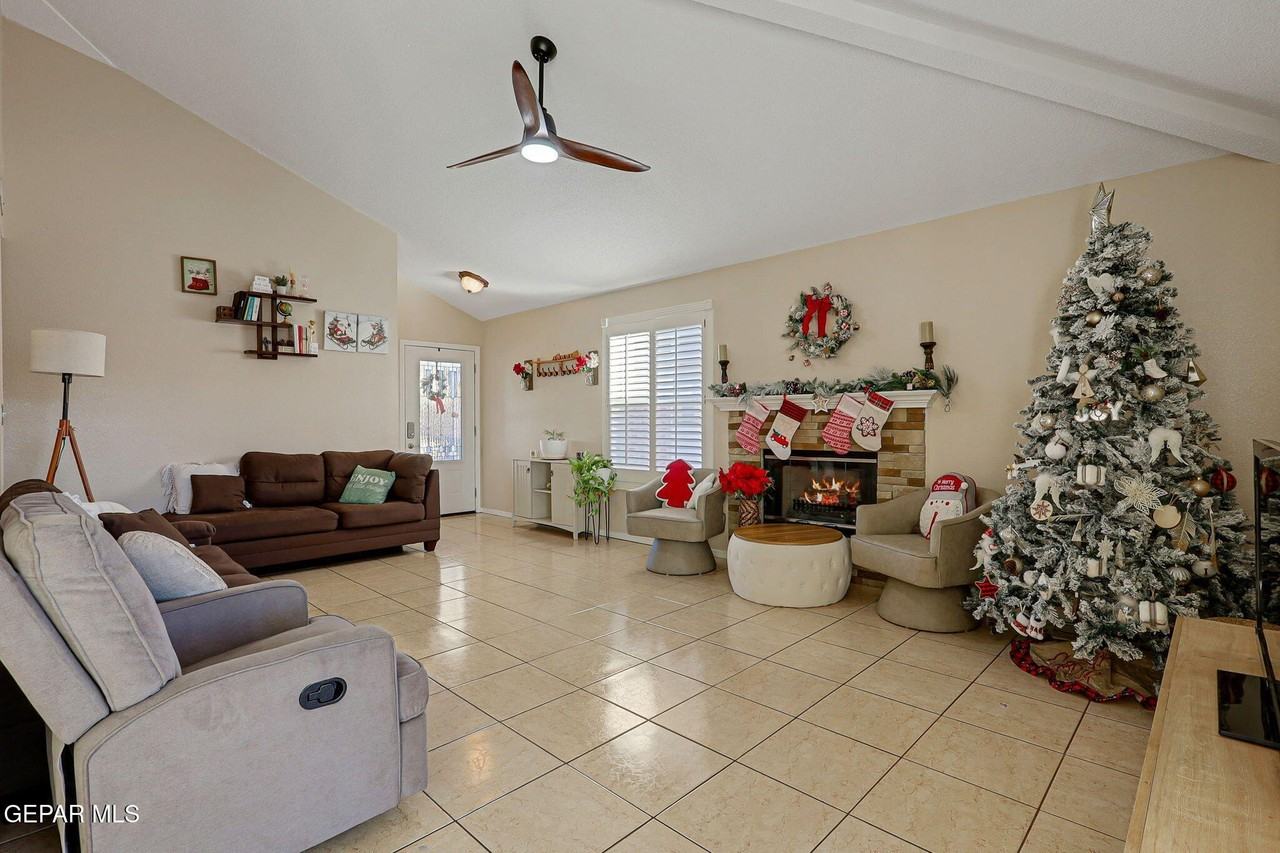 1281 Amber Morgan Dr - Photo 5 of 34