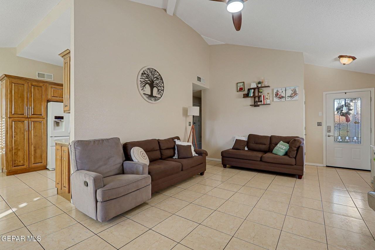 1281 Amber Morgan Dr - Photo 6 of 34